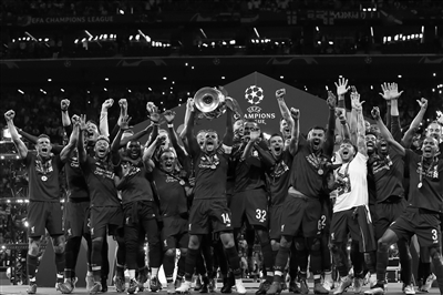 中超赛场争议判罚：VAR引发讨论,