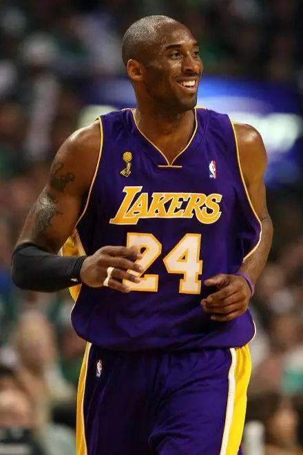 每体：巴萨有意左后卫索萨，想用桑托斯欠的290万欧锁定交易（每体：巴萨看中左后卫索萨，计划以桑托斯所欠290万欧作为筹码敲定转会）