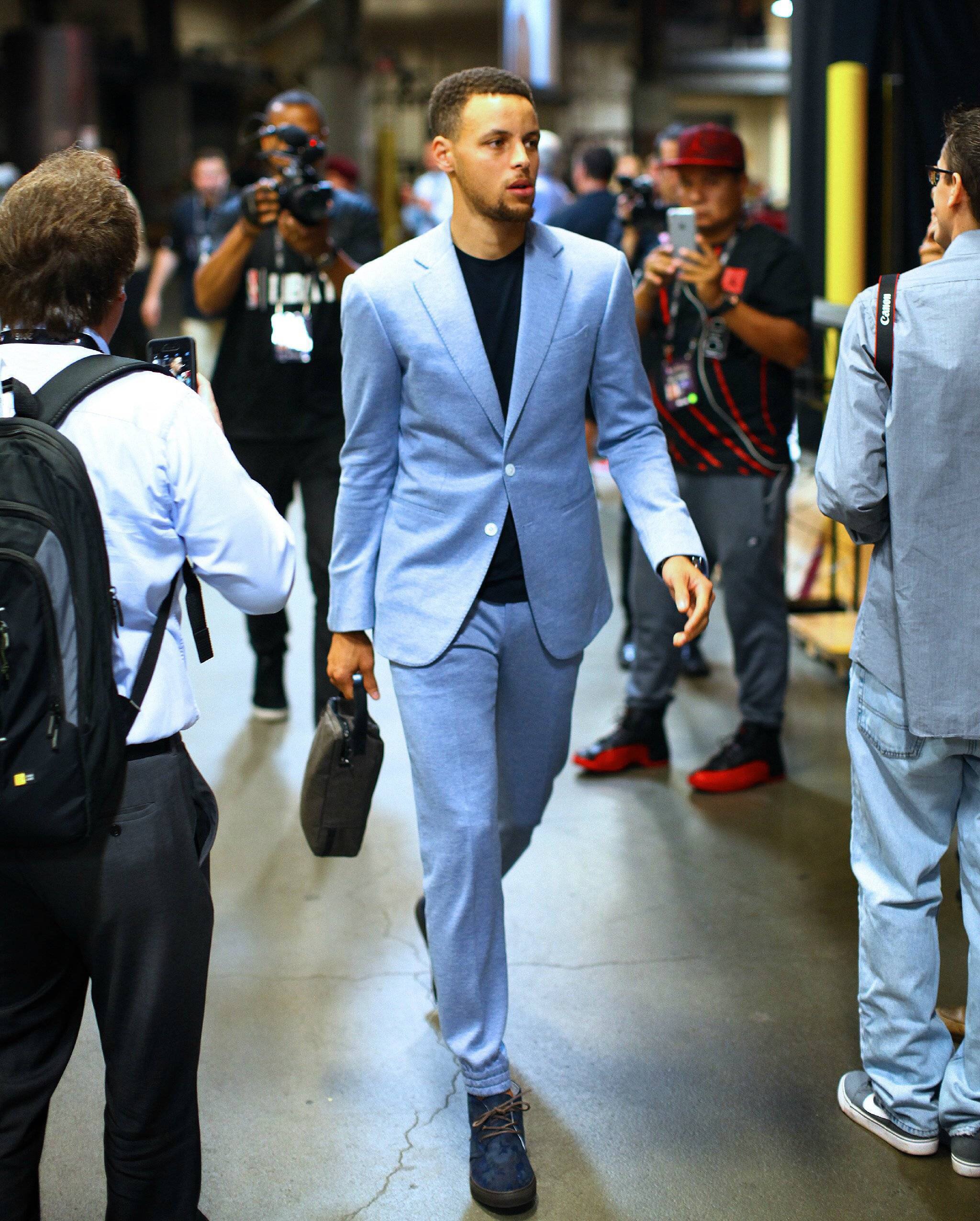 墨西哥一处世界杯训练场地状况百出：一角长满了树，边线是弯的（墨西哥一世界杯训练场问题频出：角落长树、边线不直）