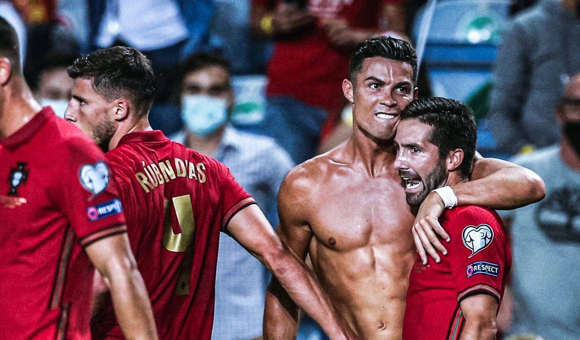 拜仁莱万梅开二度战胜门兴（莱万双响炮助拜仁力克门兴）