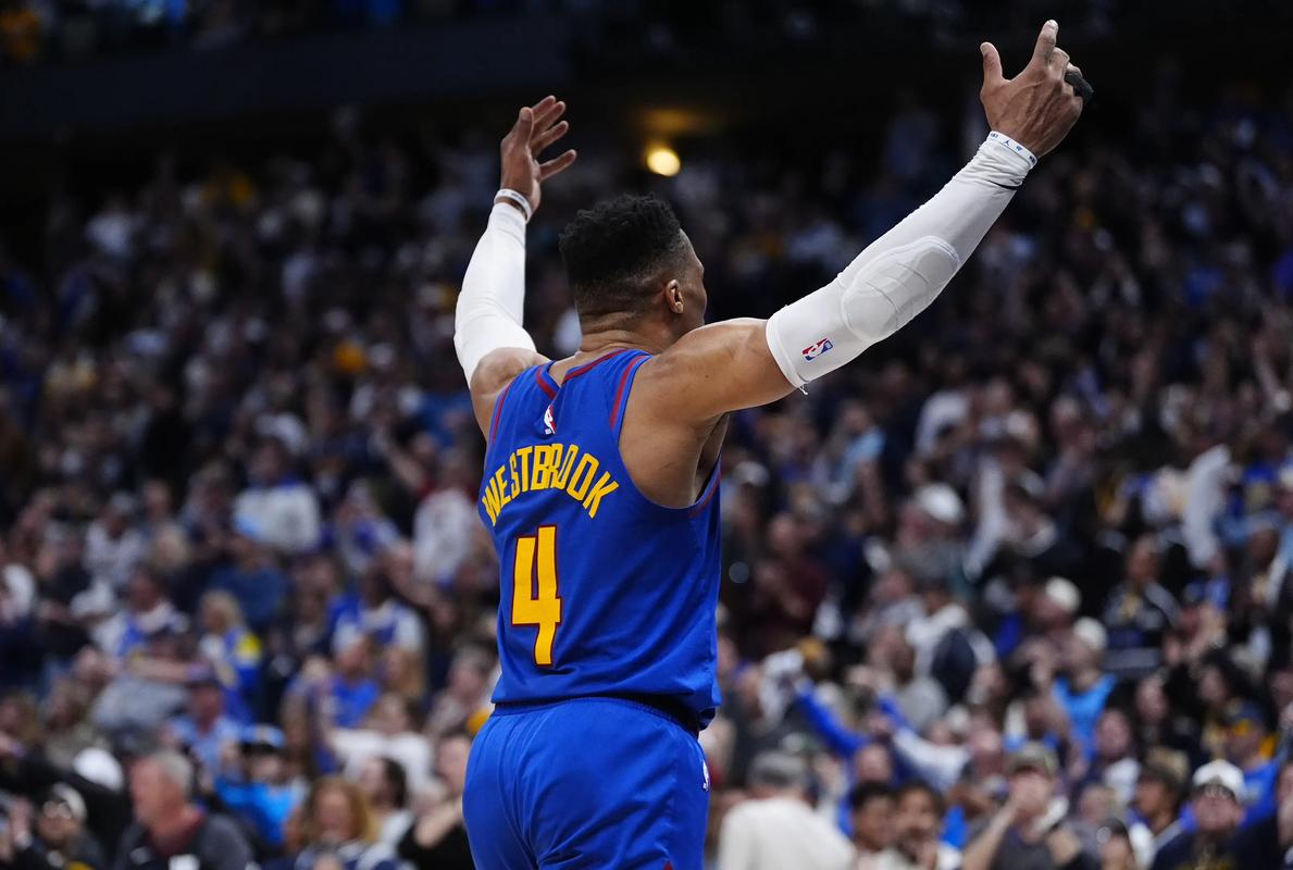 内维尔：萨拉赫做法不对，C罗在曼联曾做过类似事让我很不满（内维尔批评萨拉赫行为不当：C罗在曼联时的相似举动也曾令我不满）