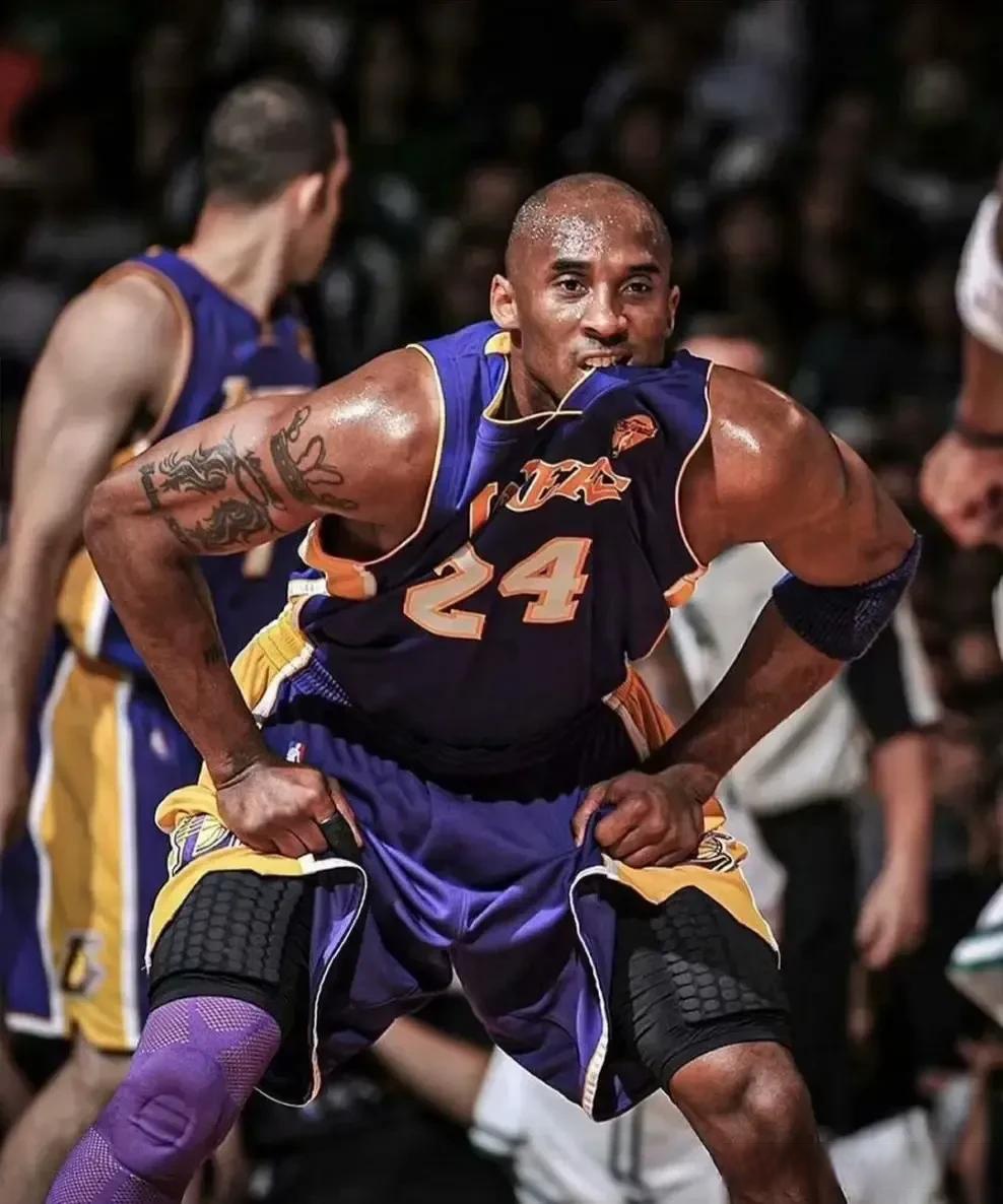 跟队：麦迪逊赛后拄拐穿过混合采访区，神情十分沮丧（随队报道：麦迪逊赛后拄拐经过混采区，神情低落）