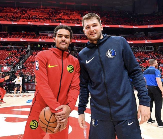 科贝记者：法兰克福球迷往巴萨球迷区投掷杂物甚至发射焰火（科贝记者称法兰克福球迷向巴萨看台投掷杂物并发射焰火）